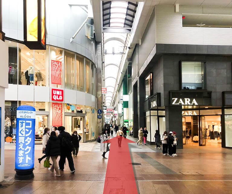 京町筋商店街と交わるZARAやクレフィ三宮がある交差点を左折します。