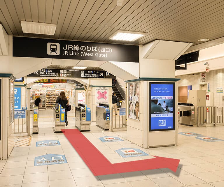 JR三ノ宮駅「西口改札」を出た方は、改札を出て左に進みます。阪急神戸三宮駅で下車された方はJR三ノ宮駅「西口改札」を左手に直進します。
