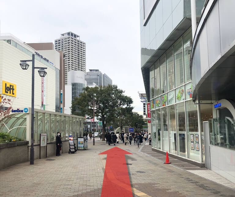 神戸マルイ1階入口前を通り、そのまま50mほど真っすぐ進むと右手に神戸三宮センター街がございます。