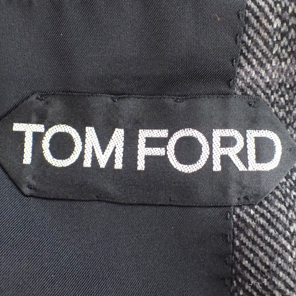 トムフォードのスーツが魅力的な理由
