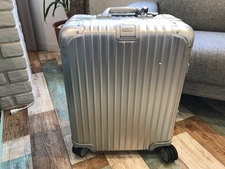 リモワ(RIMOWA)の通常使用感のあるトパーズをお買取いたしました。エコスタイル新宿三丁目です。状態は通常使用感のあるお品物です。