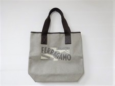 エコスタイルにてサルバトーレフェラガモ(Salvatore Ferragamo)のPVCロゴトートバッグを買取致しました。状態は傷などなく非常に良い状態のお品物です。