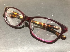 エコスタイル渋谷店では、フォーナインズ（999.9）のペールパープル×マルーンデミ　メガネを買取ました。状態は未使用展示品です。