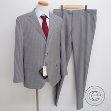 カルーゾ(Caruso)のグレー、サイドベンツの3つボタンスーツを高価買取致しました。状態は通常使用感があるお品物です。