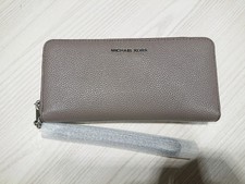 エコスタイル渋谷店で、マイケルコースのストラップ付きラウンドファスナー長財布を買取りました。状態は新品同様のお品物です。
