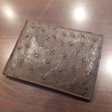 グッチの30年以上前の古いオーストリッチ二つ折り財布を買取。東京都港区のブランドリサイクルショップ「エコスタイル広尾店」状態は通常使用感のある中古品