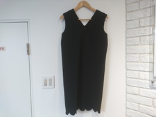ヨーコチャンのYCD-117-306 17年製 Vネック ヘム スカルプ ドレスを買取しました。新宿伊勢丹から徒歩30秒、エコスタイル新宿三丁目店です。状態は比較的状態の良いお品物です。