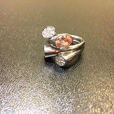 エコスタイル新宿南口店で綺麗なメレダイヤが付いたモルガナイトの指輪をお売りいただきました。状態は