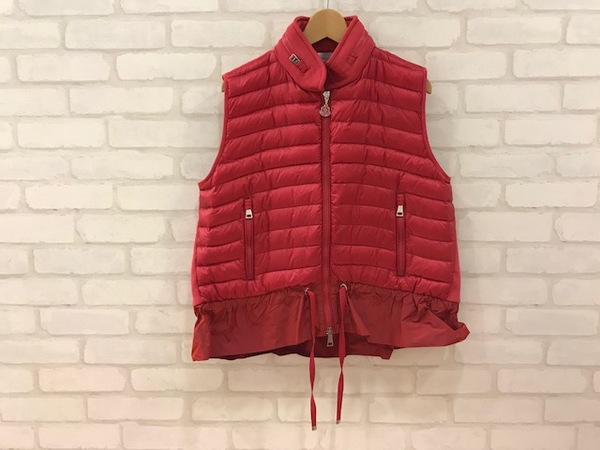 モンクレールの17年  maglia gilet 赤 ダウンベストの買取実績です。