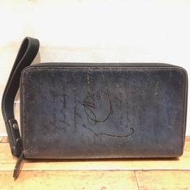 ベルルッティのカリグラフィ ダブルジップウォレットの買取実績です。
