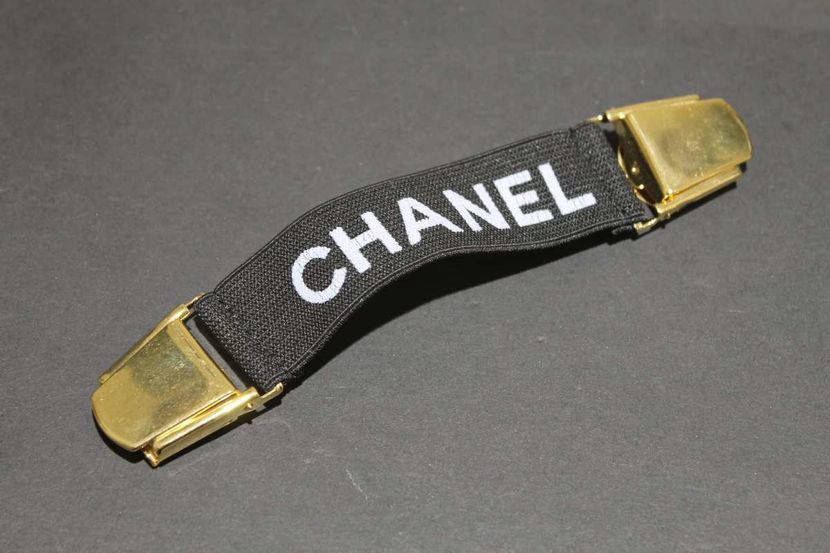 シャネルの黒　CHANEL　アームバンドの買取実績です。