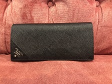 エコスタイル鴨江店で、プラダの黒のサフィアーノの2MV8362つ折りの長財布を買取ました。状態は新品同様の未使用商品です