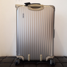 リモワのトパーズ チタニウム 82L 4輪スーツケースを買取りました。東京都港区のブランド&ファッション買取リサイクルショップ「エコスタイル広尾店」状態は通常使用感のある中古品