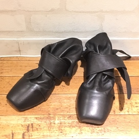 セリーヌのブラック レザー リボン バレエパンプスの買取実績です。