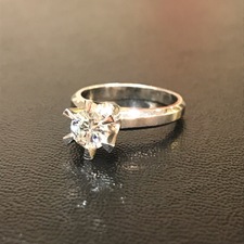 エコスタイル新宿南口店でPt900のダイヤモンド 0.82ctのリングをお買取しました。状態は