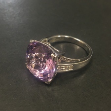 モーブッサンのK18WGのアメジスト×6Pダイヤモンドのリングをエコスタイル銀座本店で買取致しました。状態は綺麗な状態の中古美品です。