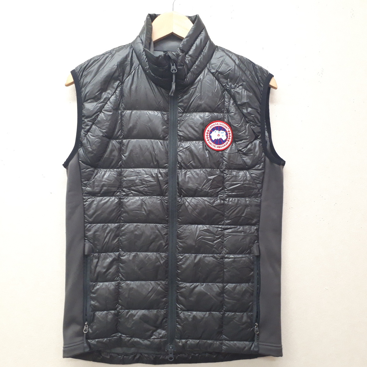 カナダグースの2702M HYBRIDGE LITE VEST ダウンベストの買取実績です。