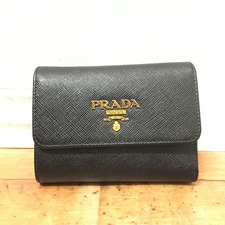 プラダのモデル番号1MH025のサフィアーノレザー三つ折り財布のエコスタイル銀座本店で買取致しました。状態は数回使用程度の新品同様品です。