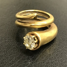 クリスチャンディオールのK18 ダイヤモンド付き デザインリングをお買取しました。エコスタイル広尾店です。状態は若干の使用感がある中古品です。