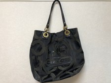 エコスタイル大阪心斎橋店にて、ご愛用感が強めのコーチのビッグシグネチャー、ナイロントートバッグ(黒)を高価買取いたしました。状態は多少使用感が見られるお品物です。