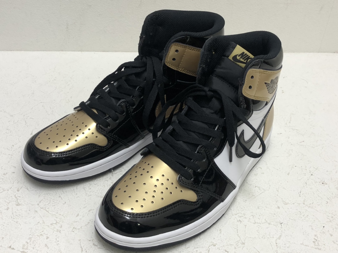 ナイキの861428-007 AIRJORDAN1 RETRO HIGH OG ゴールドの買取実績です。