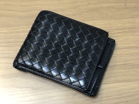 ボッテガヴェネタの黒　レザーイントレチャート　二つ折り財布の買取実績です。