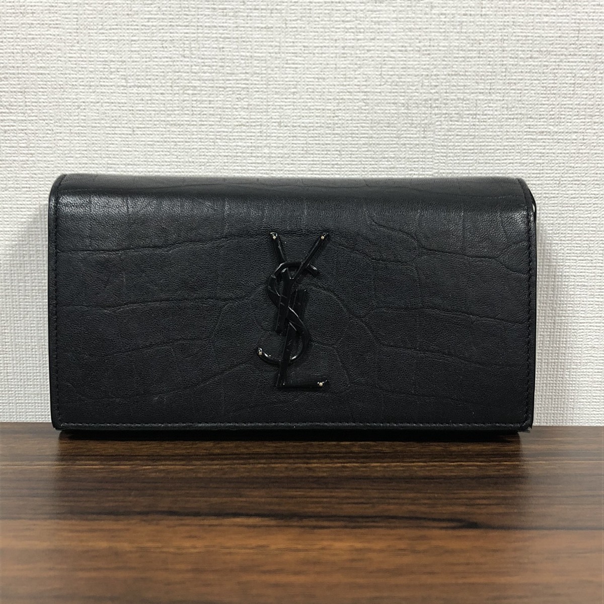サンローランパリのブラック　エンボス加工(型押し)　フロントロゴ二つ折り財布/長財布の買取実績です。