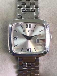 エコスタイル宅配買取センターで、グッチのGコレクションのシルバーの125.5 クオーツ時計を買取しました。状態は若干の使用感がある中古品です。