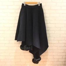 エコスタイル銀座本店で、マルニのウール素材のファーポンポン付きのアシンメトリーのロングスカートを買取ました。状態は若干の使用感がある中古品です。