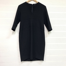 エコスタイル銀座本店で、ヨーコチャンの18年製のYCD-218-403の黒の七分袖のVネックドレスを買取ました。状態は若干の使用感がある中古品です。