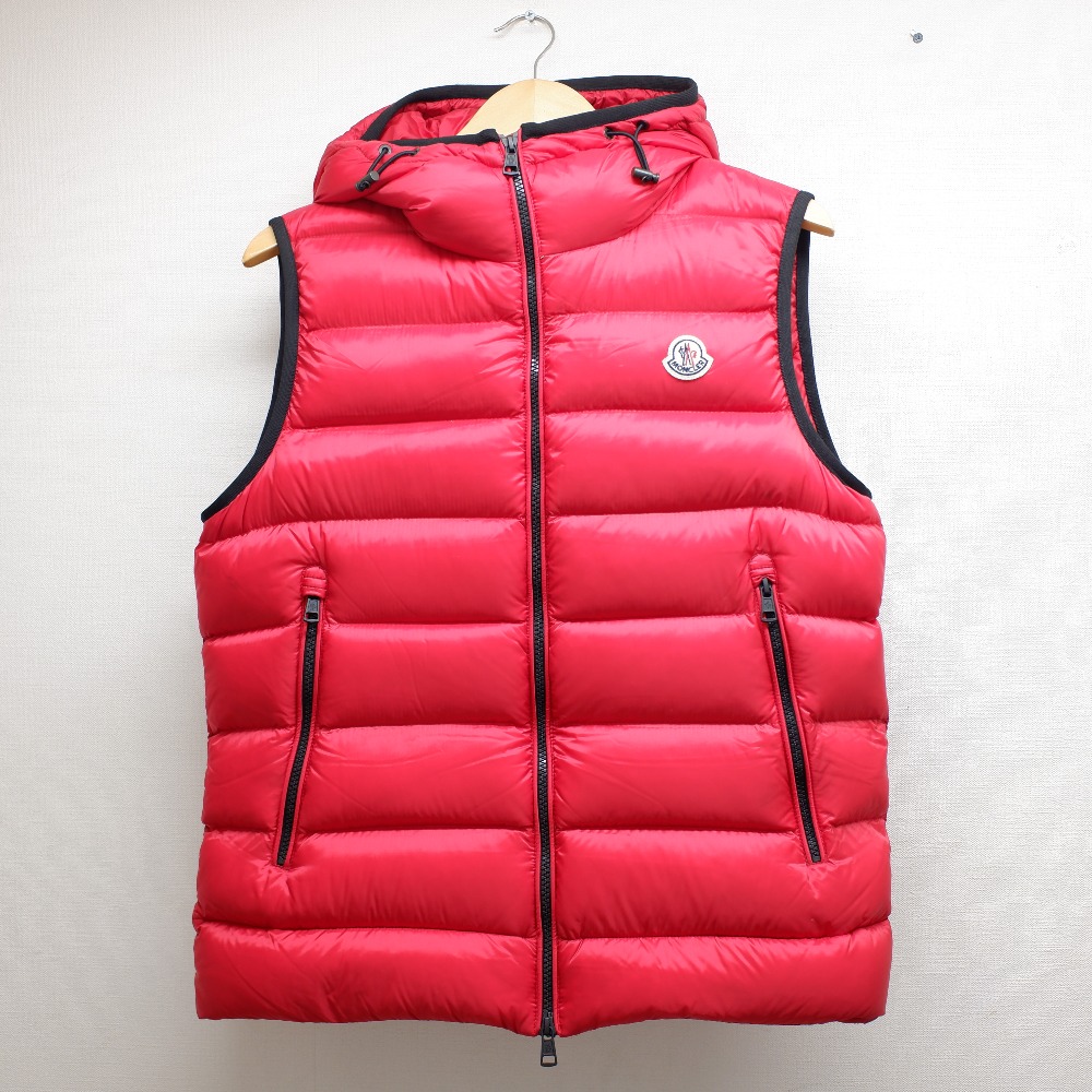 モンクレールの赤 RAY GILET ダウンベストの買取実績です。