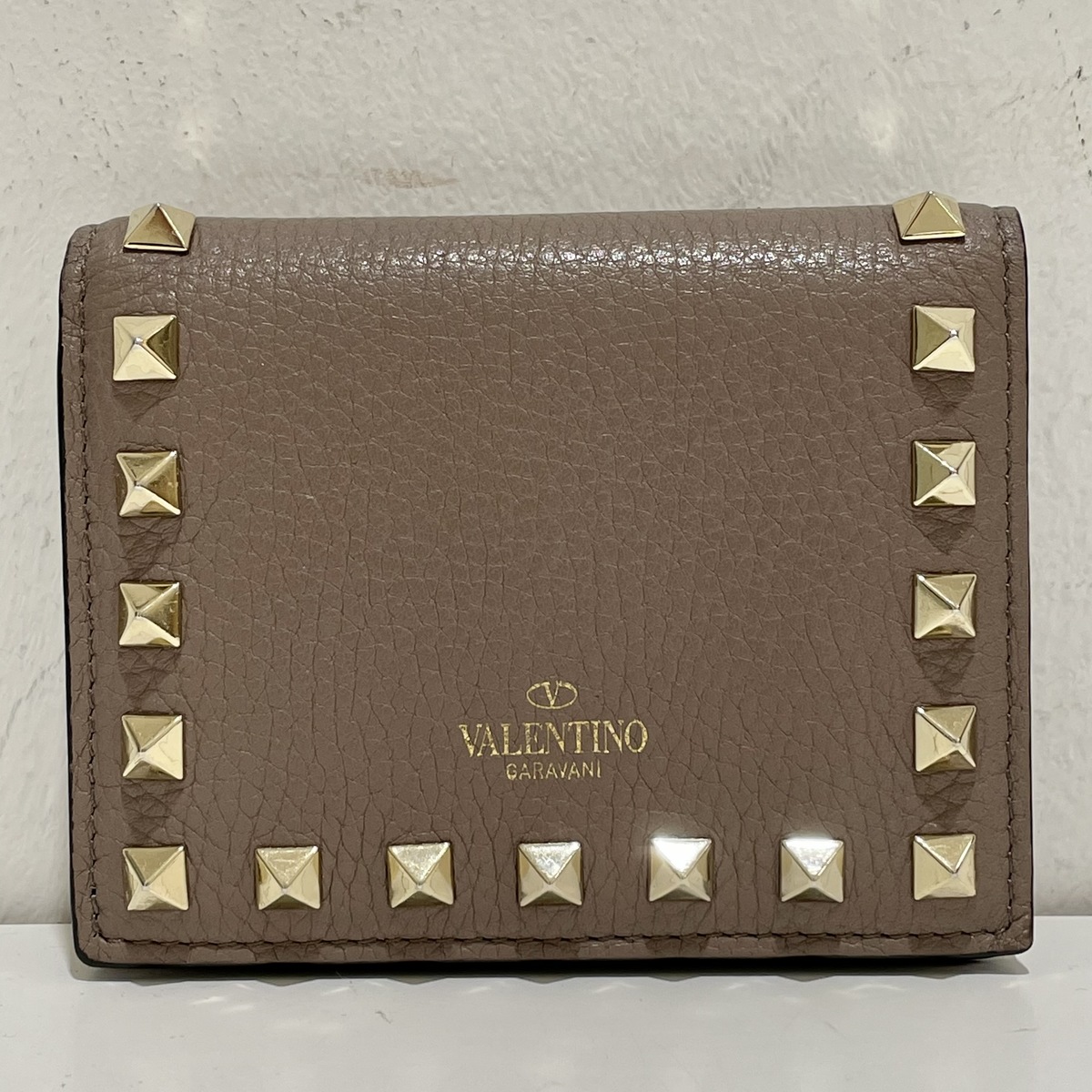 ヴァレンティノのガラヴァーニ ピラミッドスタッズ 2つ折り財布の買取実績です。