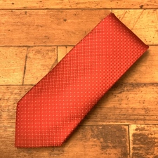 エコスタイル銀座本店で、ルイヴィトンのシルク素材を使った、Vマークのドット柄のネクタイを買取いたしました。状態は傷などなく非常に良い状態のお品物です。