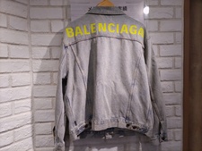 エコスタイル新宿店で、バレンシアガの品番553751のバックロゴがモードなデニムジャケットを買取しました。状態は綺麗な状態の中古美品です。