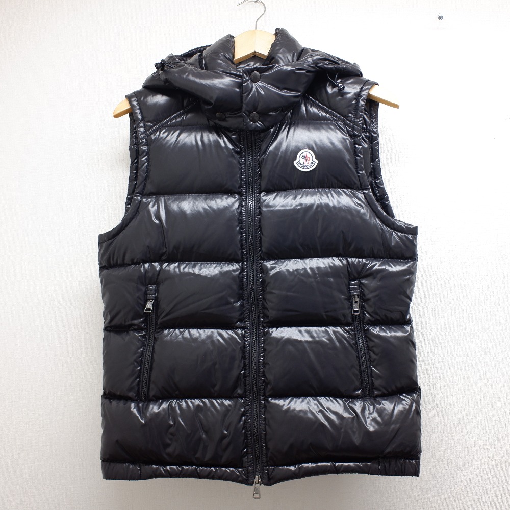 モンクレールの2016年モデル　ラセットジレ/LACET GILET　ブラック　ロゴワッペン付　ナイロンフーデッドダウンベストの買取実績です。