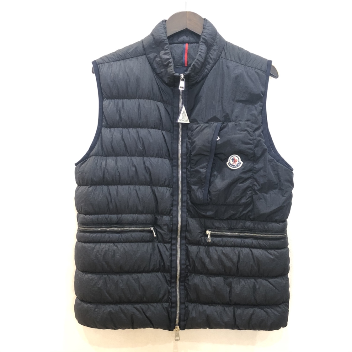 モンクレールの20年 ネイビー CAPY GILET ナイロン ロゴ ダウンベストの買取実績です。