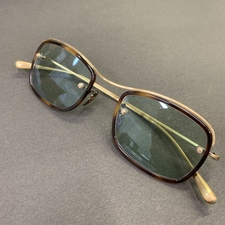 エコスタイル銀座本店で、オリバーピープルズのQUIGLY-AGというモデルのゴールドの44□22サイズの眼鏡フレームを買取ました。状態は若干の使用感がある中古品です。