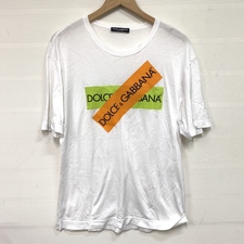 エコスタイル銀座本店で、ドルチェ&ガッバーナ―のホワイトのオレンジ×グリーンのロゴをプリントしたデザインの半袖Tシャツを買取ました。状態は若干の使用感がある中古品です。