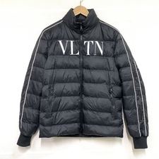 エコスタイル銀座本店で、ヴァレンティノの品番がQV3CNA3652Hのブラックのロゴデザインのダウンジャケットを買取ました。状態は若干の使用感がある中古品です。