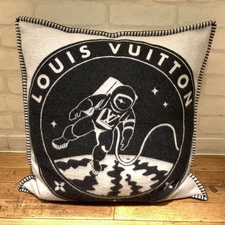 ルイヴィトン MP2248 クッション・LV・サテライト カシミヤ混ウール素材 クッション 買取実績です。