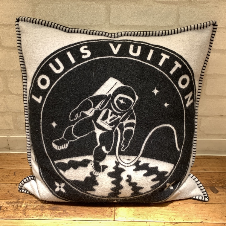 ルイヴィトンのMP2248 クッション・LV・サテライト カシミヤ混ウール素材 クッションの買取実績です。