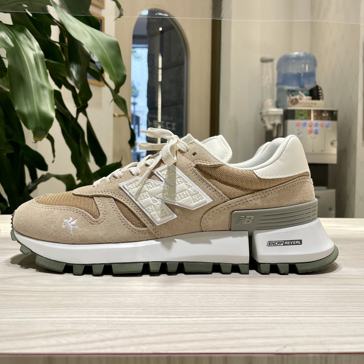 ニューバランスの×KITH 10周年記念 WHITE PEPPER MS1300K2 スニーカーの買取実績です。