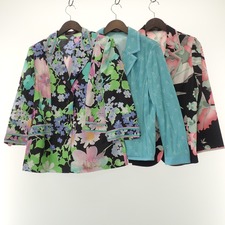 エコスタイル大阪心斎橋店にて、レオナールのテーラードジャケット計3点セット(フラワー柄×2、総柄×1)を高価買取いたしました。状態は通常使用感のお品物です。