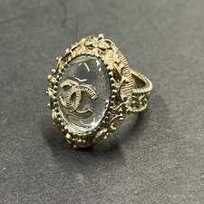 エコスタイル銀座本店で、シャネルのB13C刻印のグリポア装飾のリングを買取ました。状態は若干の使用感がある中古品です。