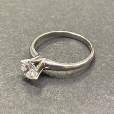 エコスタイル銀座本店で、Pt800素材の0.55ct立て爪ダイヤモンドのリングを買取いたしました。状態は