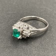 エコスタイル銀座本店で、Pt900素材を使った、0.26 0.13 0.12刻印のエメラルドとダイヤモンドのリングを買取いたしました。状態は
