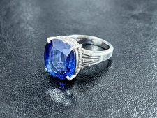 エコスタイル大阪心斎橋店の出張買取にて、8.67カラットの大粒サファイアと0.52カラットのダイヤモンドがデザインされたPt900の指輪を高価買取いたしました。状態は通常使用感のお品物です。