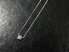 エコスタイル大阪心斎橋店の出張買取にて、ジュエリーマキのプラチナ850が素材に使用された0.17ctダイヤモンドネックレスを高価買取いたしました。状態は通常使用感のお品物です。
