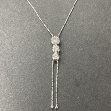 エコスタイル銀座本店で、タサキのK18WGを使用したトリロジー/3連ダイヤモンドネックレスを買取ました。状態は綺麗な状態の中古美品です。